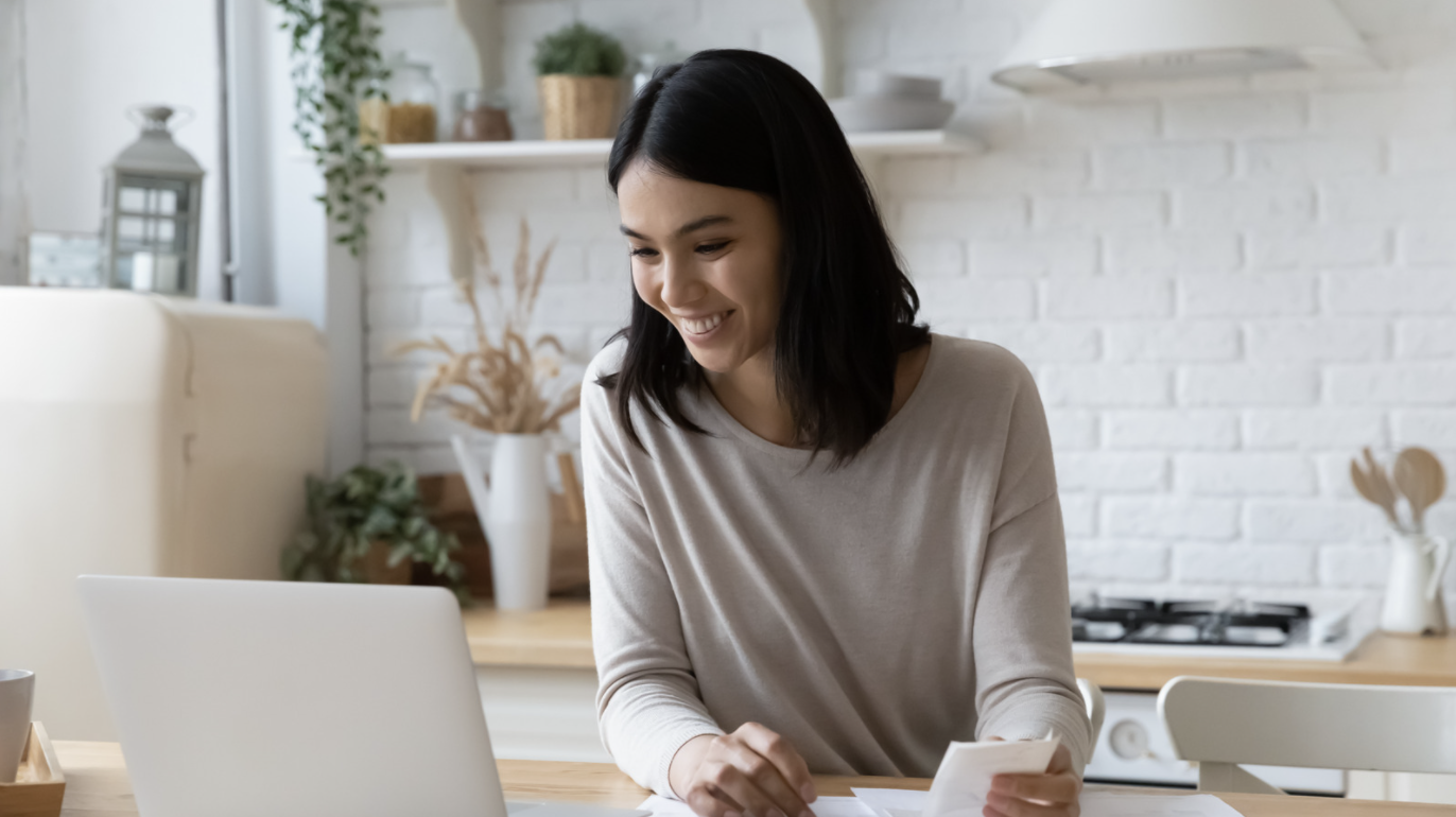 Woman_smiling_at_laptop